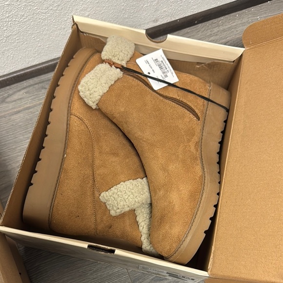 St. John's Bay Womens Deerfield Booties Cognac - Picture 2 of 4